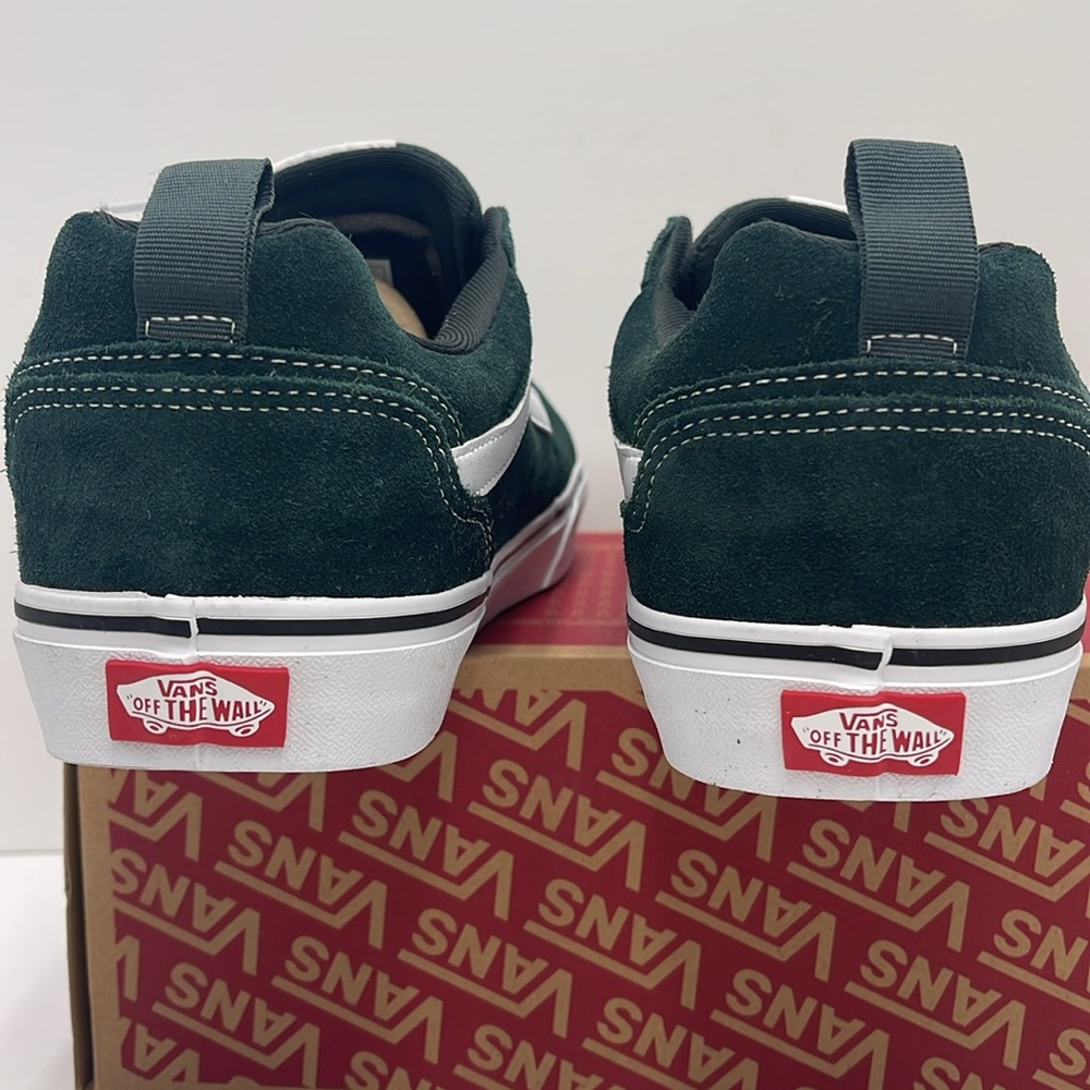 Vans Men’s Filmore Suede Scarab/White
VN000CSUDDF
Sneakerss - Picture 13 of 16